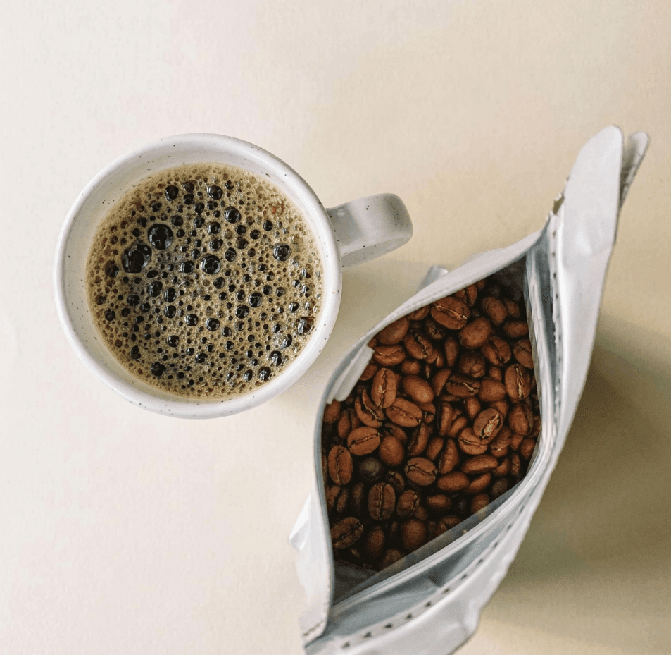 Café de especialidad con bolsa de granos